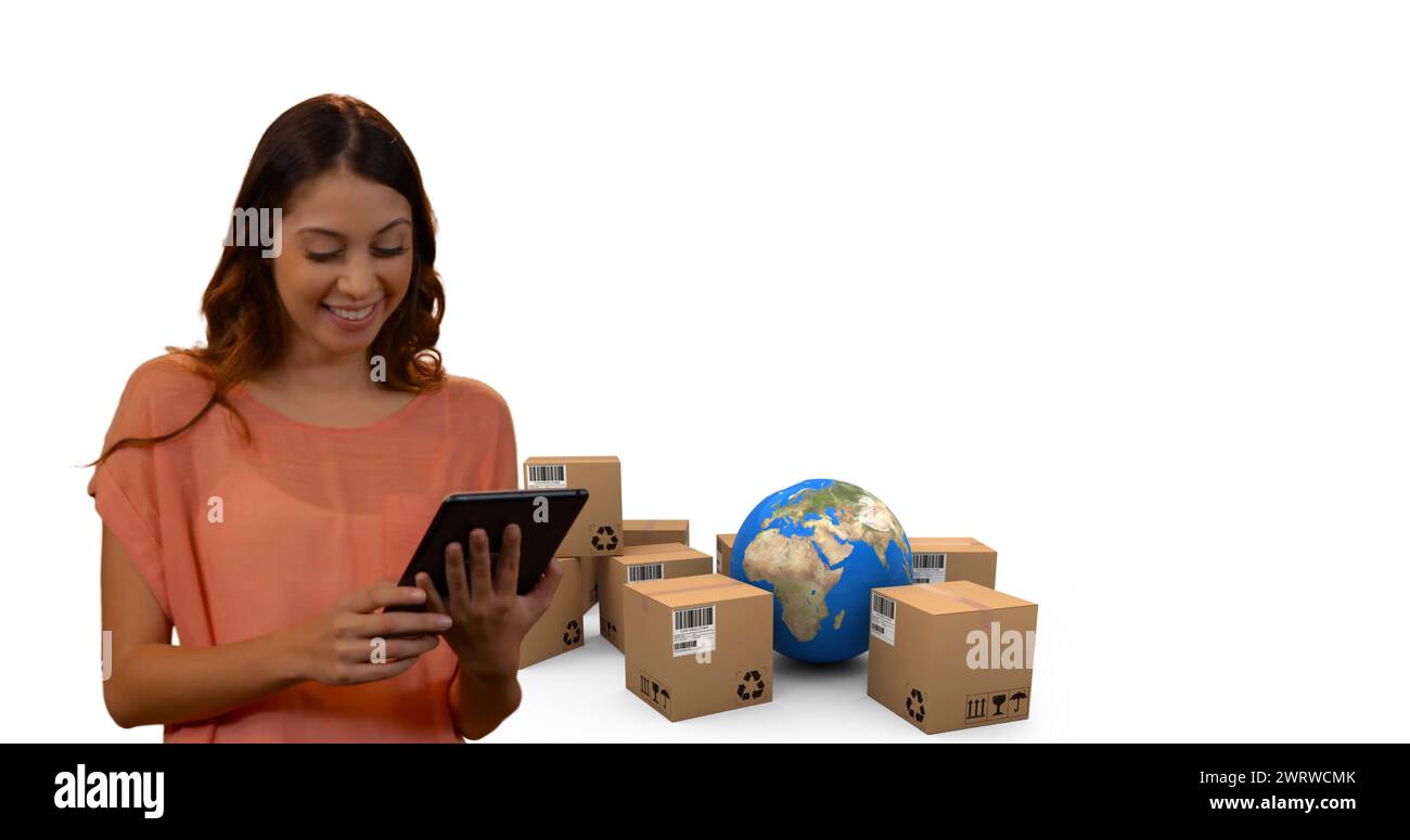 Image de femme utilisant la tablette avec des piles de boîtes et globe sur fond blanc Banque D'Images