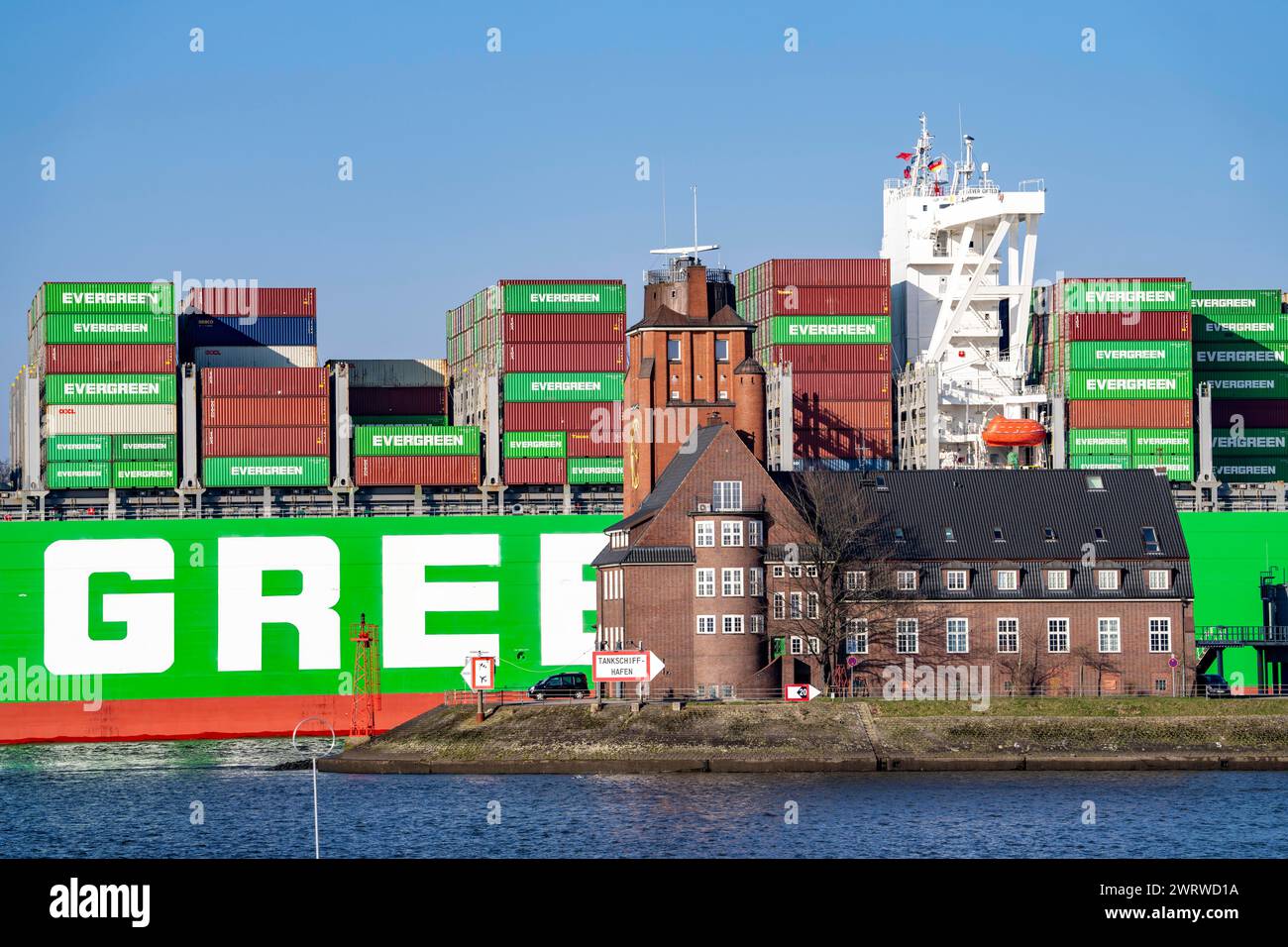 Navire porte-conteneurs jamais doué, entre dans le port de Hambourg sur l'Elbe, compagnie maritime Evergreen, Singapour, 399 m de long, peut transporter plus de 20 000 conteneurs Banque D'Images