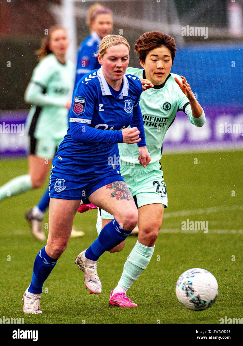 Angleterre, 10 mars 2024 : la milieu de terrain d'Everton Lucy Hope (17 ans) tente de s'accrocher au ballon lors du quart de finale de la coupe FA féminine entre Everton et Chelsea au stade Walton Hall Park (Jayde Chamberlain/ SPP) Banque D'Images