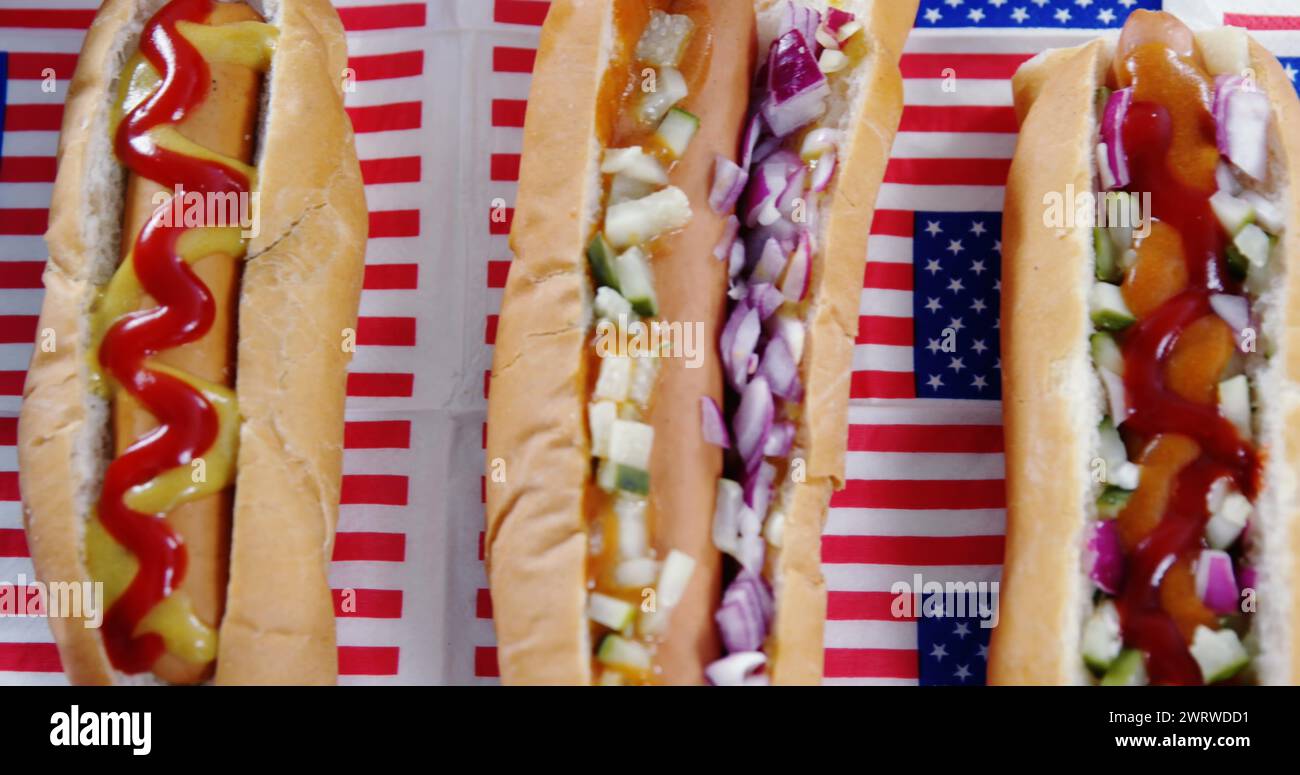 Image de rayures blanches et rouges et silhouette humaine sur des hot dogs Banque D'Images