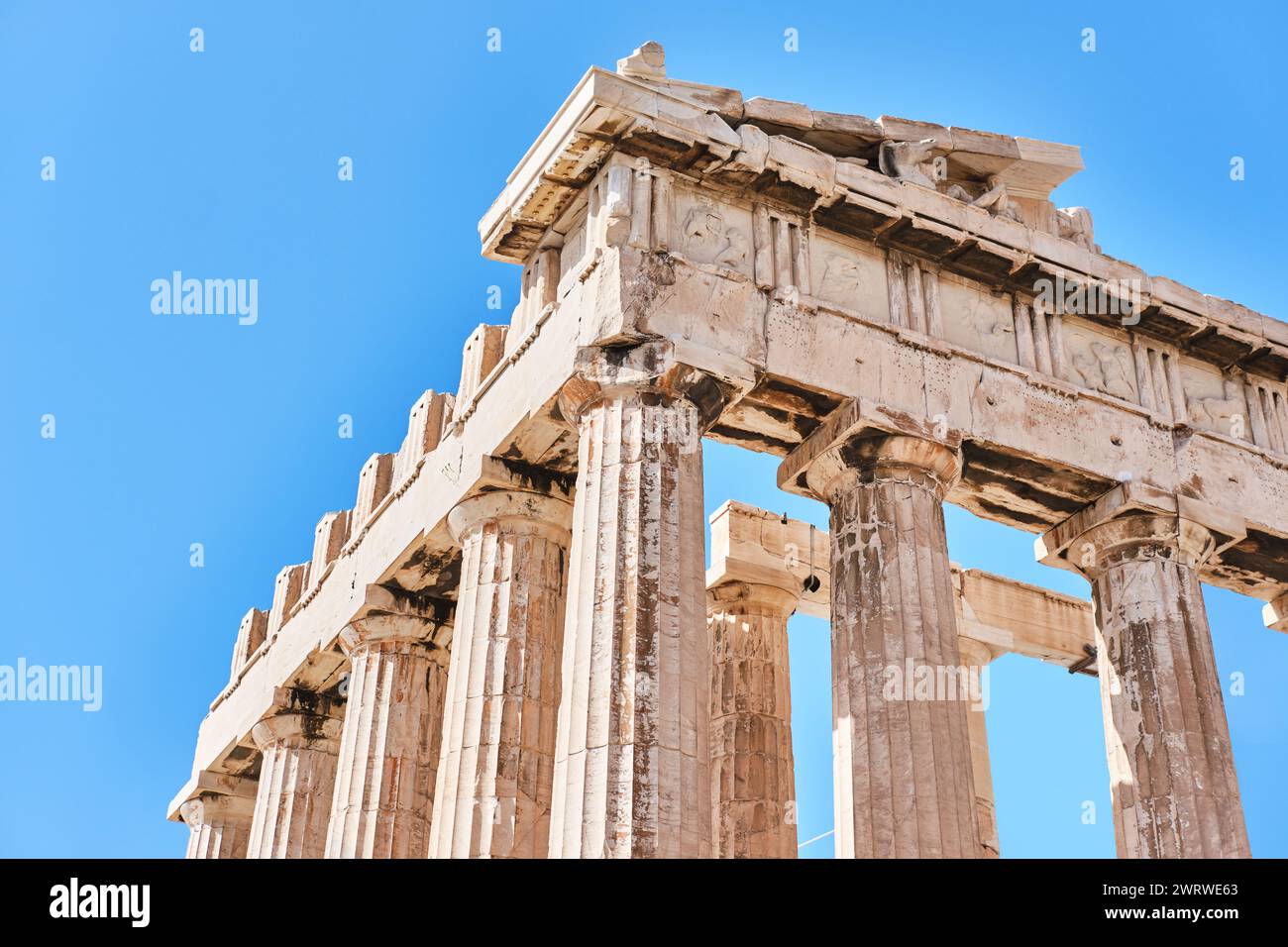 Athènes, Grèce - 02 mars 2024 : ruines du temple du Parthénon sur l'Acropole d'Athènes. Il est dédié à la déesse Athéna Banque D'Images