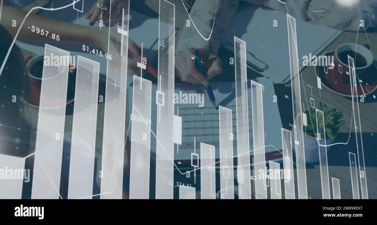 Image de personnes travaillant dans un bureau très fréquenté avec le traitement des données blanches au premier plan 4K. Banque D'Images