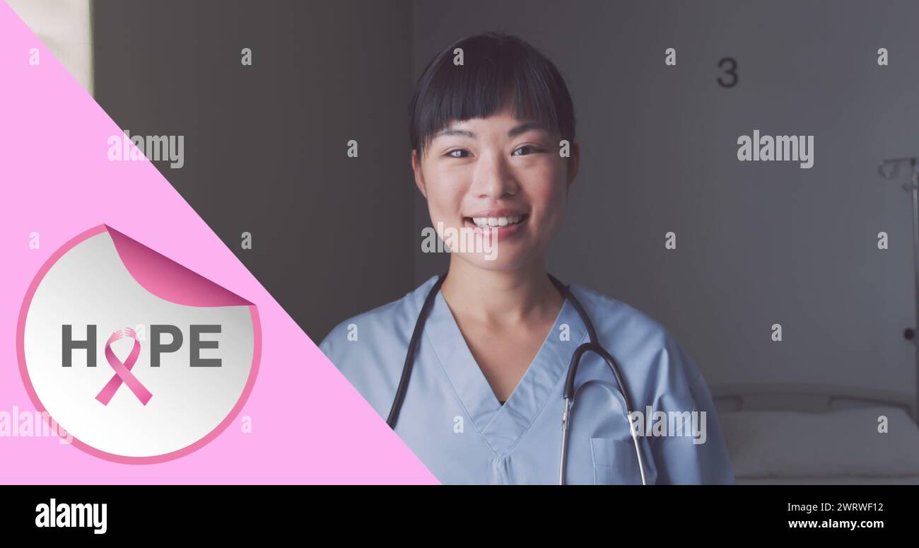 Image d'un texte rose de cancer du sein au-dessus d'un médecin souriant féminin Banque D'Images