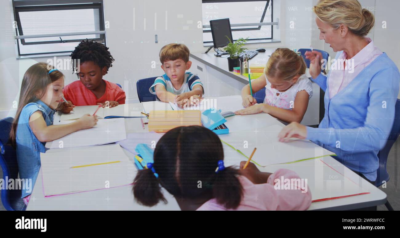 Image du traitement des données sur une enseignante caucasienne avec des écoliers divers Banque D'Images