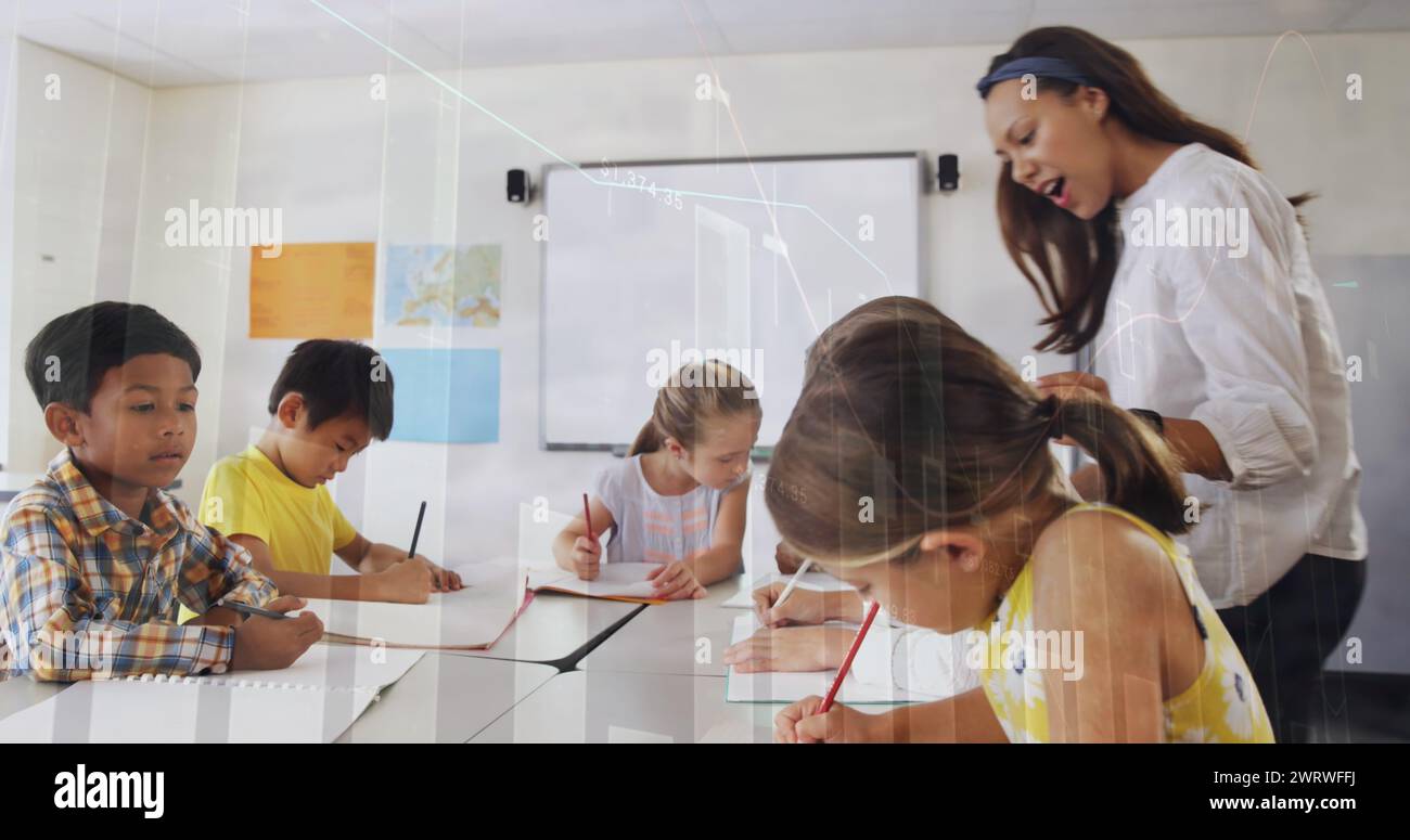 Image du traitement des données sur une enseignante biraciale avec des écoliers divers Banque D'Images