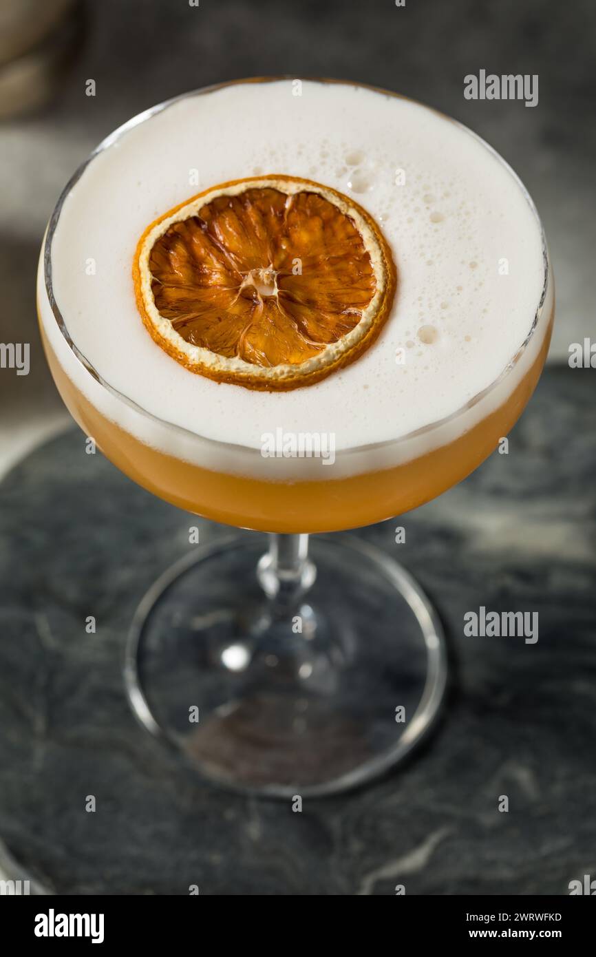 Cocktail buzy Cold Frothy Whiskey Sour avec Bourbon et Eggwhite Banque D'Images