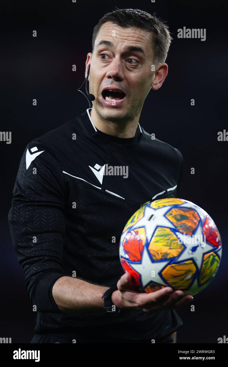 LONDRES, Royaume-Uni - 12 mars 2024 : L'arbitre Clement Turpin lors de la manche de l'UEFA Champions League du 16e match de deuxième manche entre l'Arsenal FC et le FC Porto à E. Banque D'Images