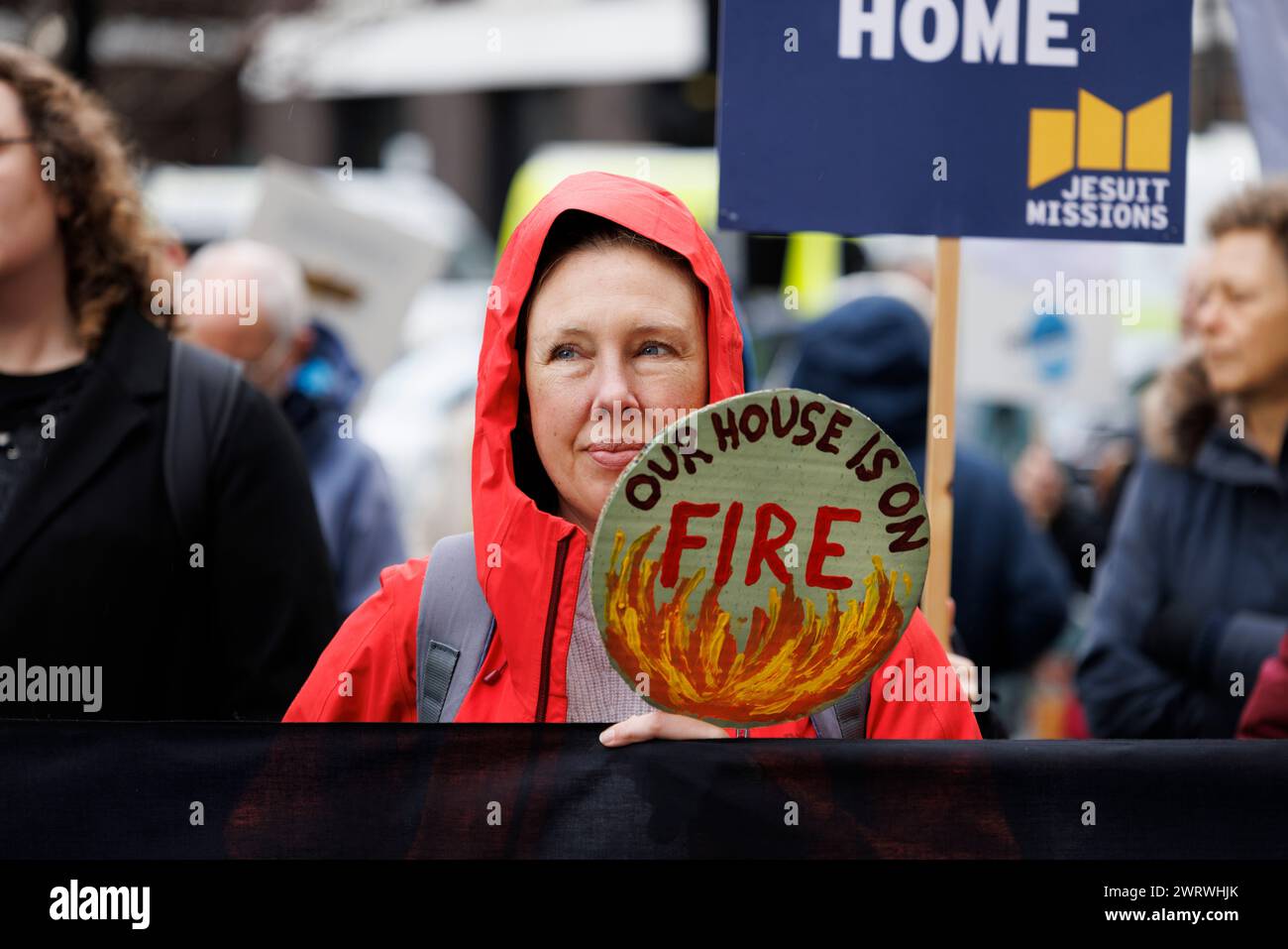 9 décembre 2023. St James Sq., Londres, Royaume-Uni. Manifestation de la Coalition pour la justice climatique devant les bureaux de BP. Banque D'Images