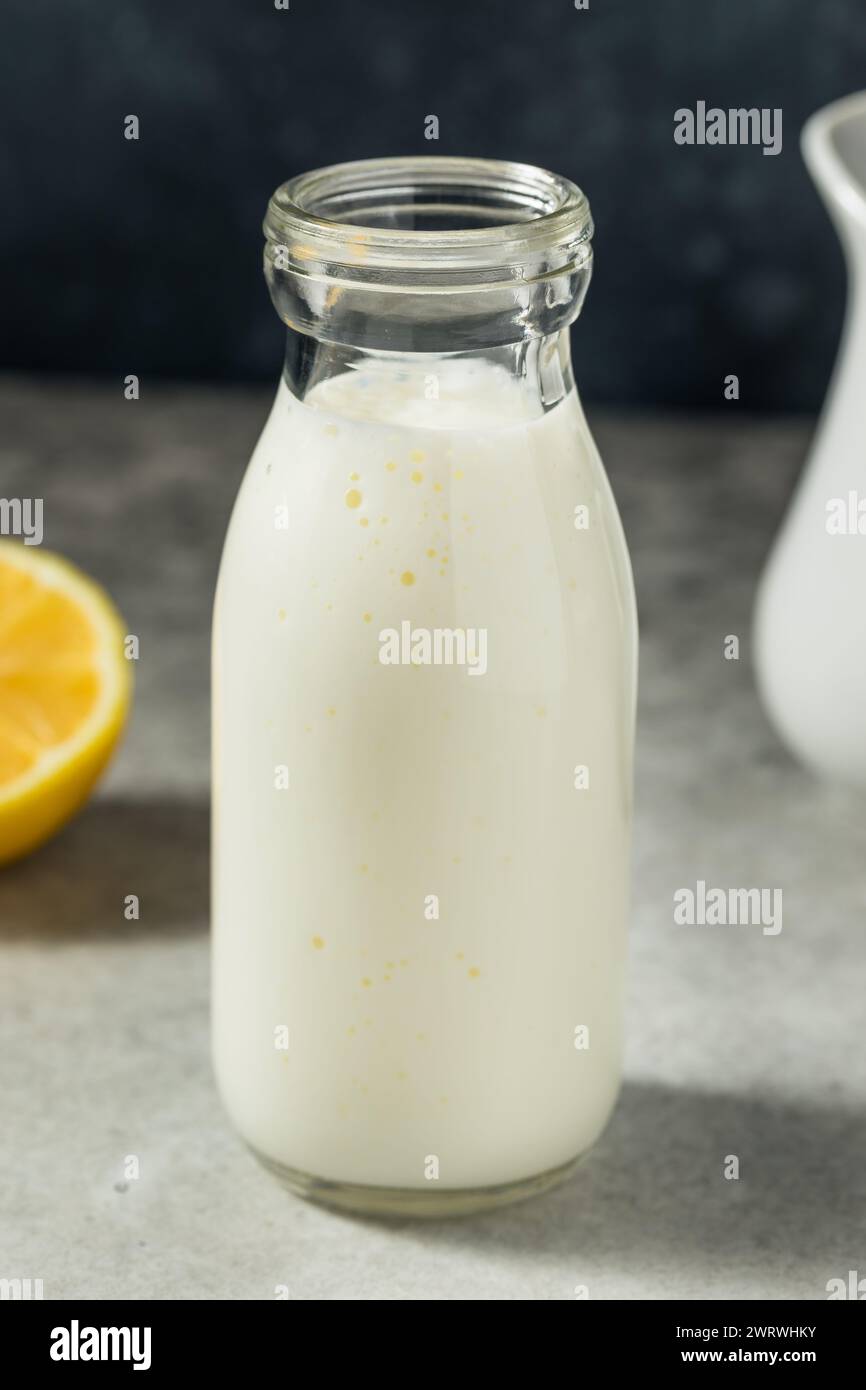 Babeurre blanc rafraîchissant à froid dans un verre de lait Banque D'Images