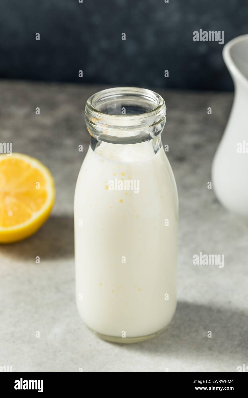 Babeurre blanc rafraîchissant à froid dans un verre de lait Banque D'Images