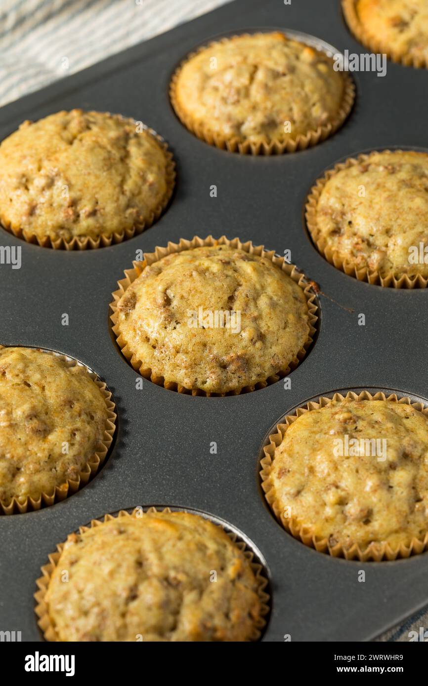 Muffins au son de petit déjeuner de blé entier chauds du four Banque D'Images