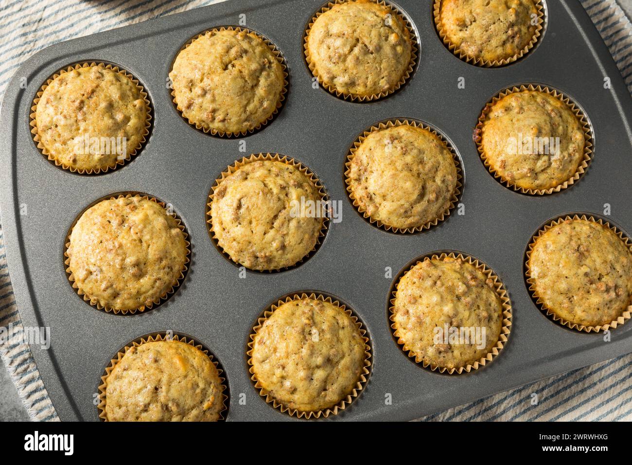 Muffins au son de petit déjeuner de blé entier chauds du four Banque D'Images