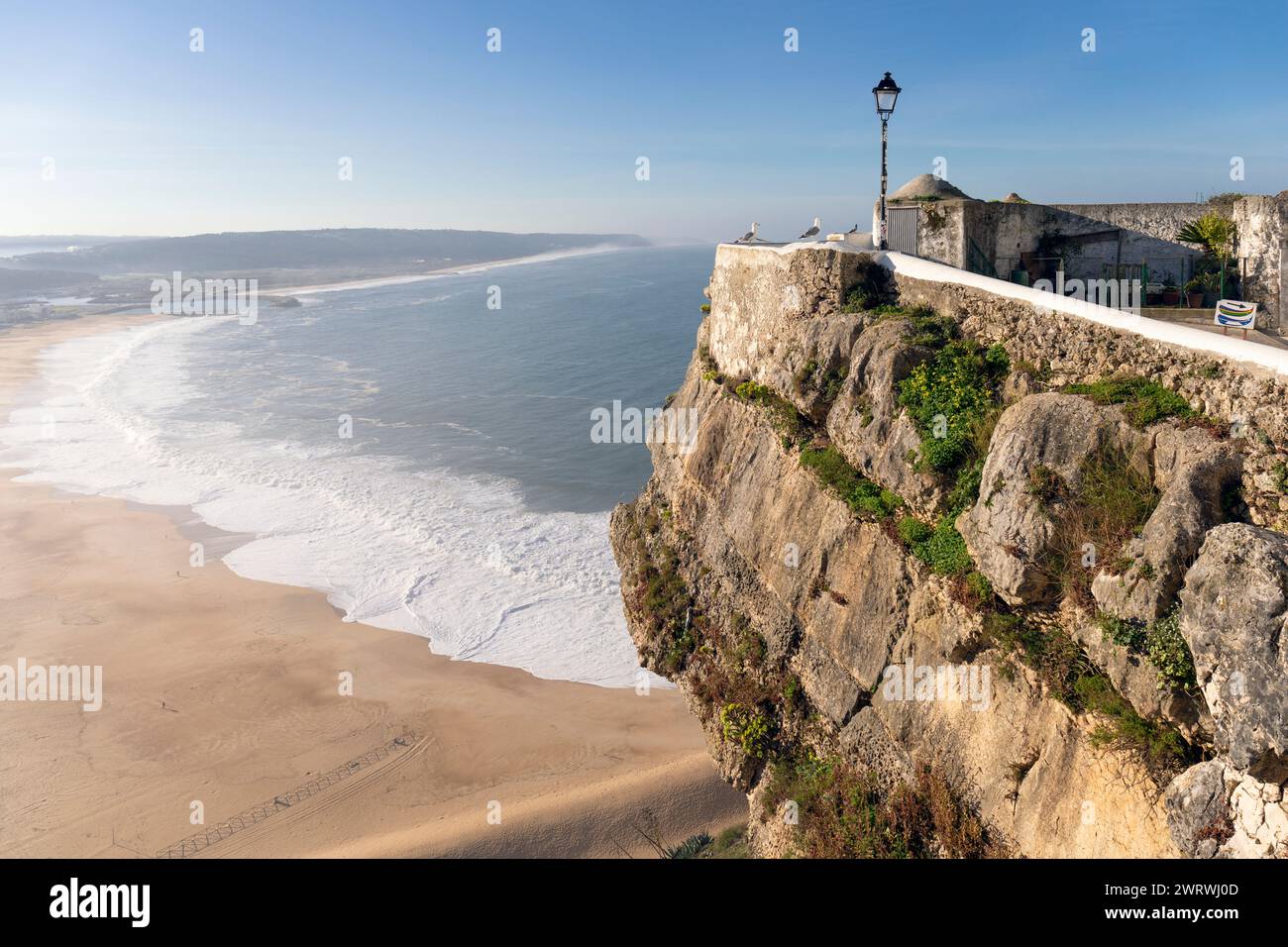 Portugal, région d'Oeste, Nazaré, vues de Miradouro de São Brás et Praia da Nazaré depuis Rua do Horizonte Banque D'Images