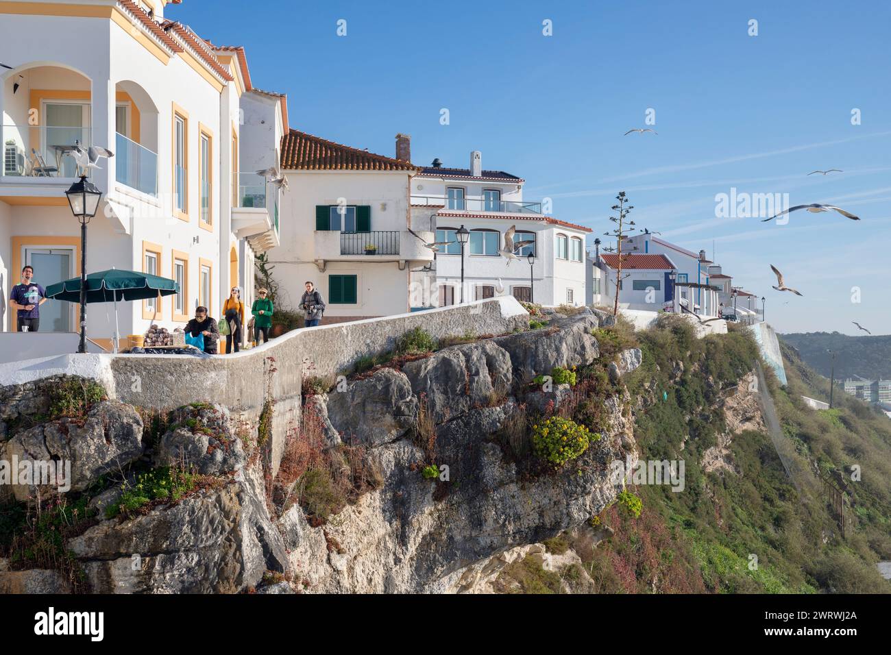 Portugal, région d'Oeste, Nazaré, le sentier de falaise (Rua do Horizonte) depuis le point de vue Miradouro de São Brás Banque D'Images