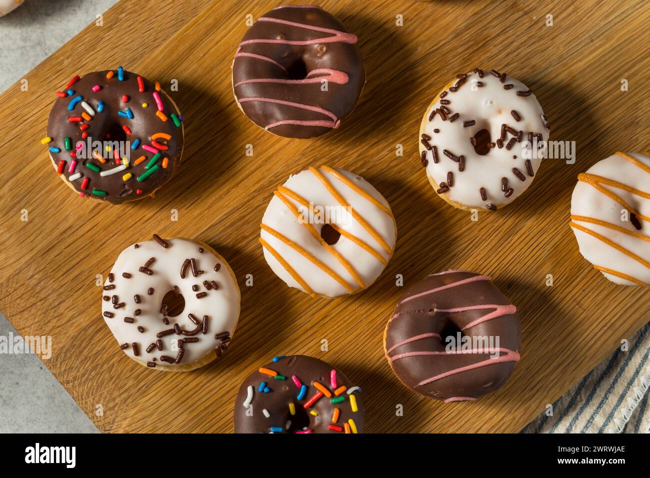 Petits mini Donuts faits maison pour le petit déjeuner avec des saupoudres et glaçage Banque D'Images