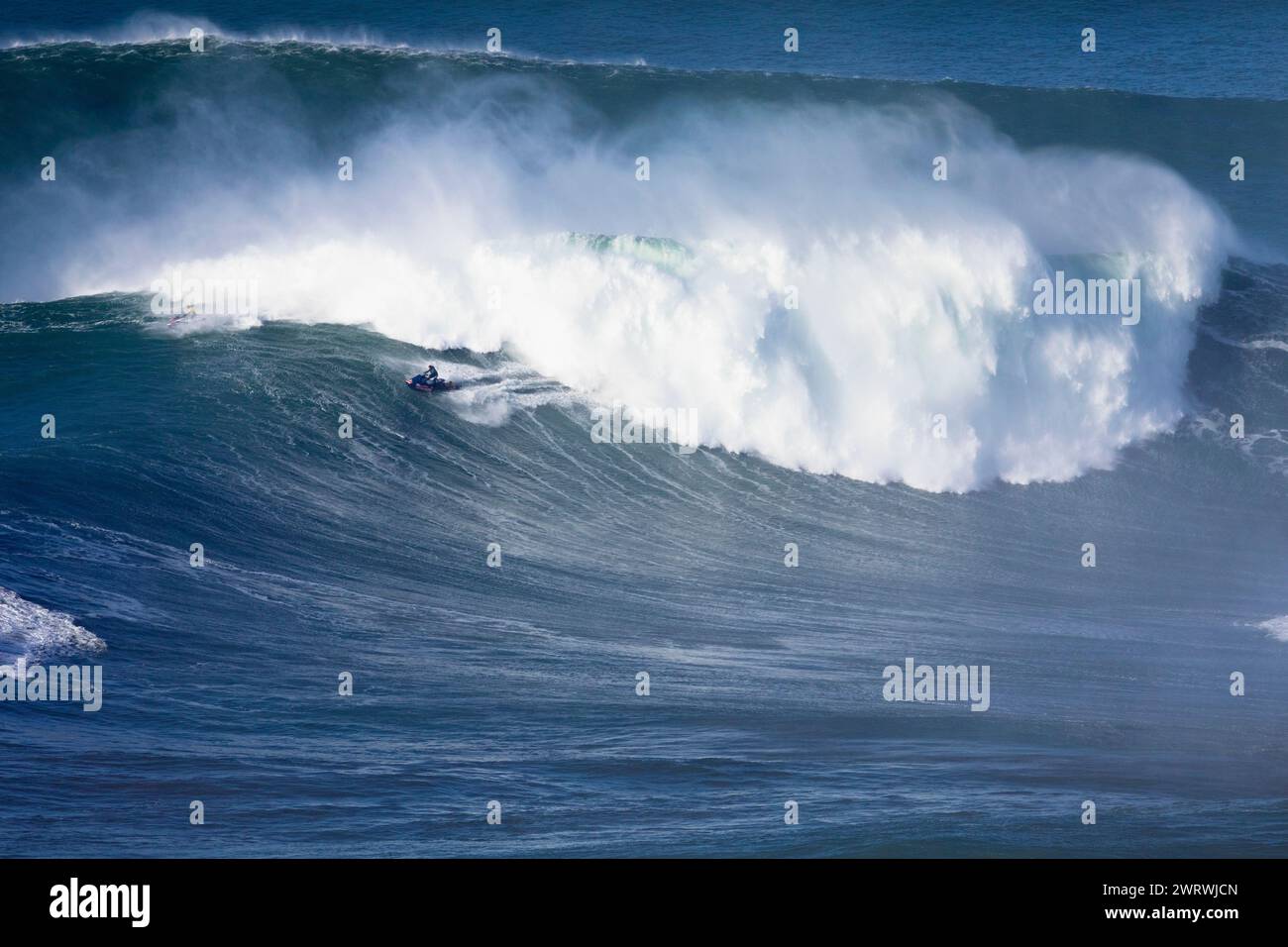 Europe, Portugal, Oeste Region, Nazaré, support Jet skis évitant les vagues énormes près de Praia do Norte pendant Free Surfing Event 2022 Banque D'Images