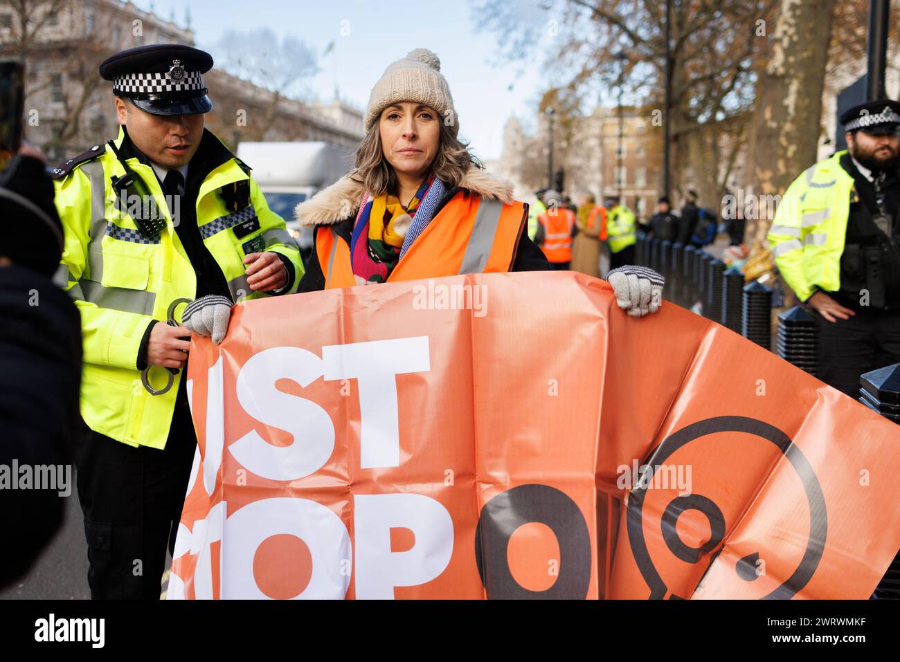 30 novembre 2023. Arrêtez les manifestants pétroliers arrêtés à Whitehall. Banque D'Images