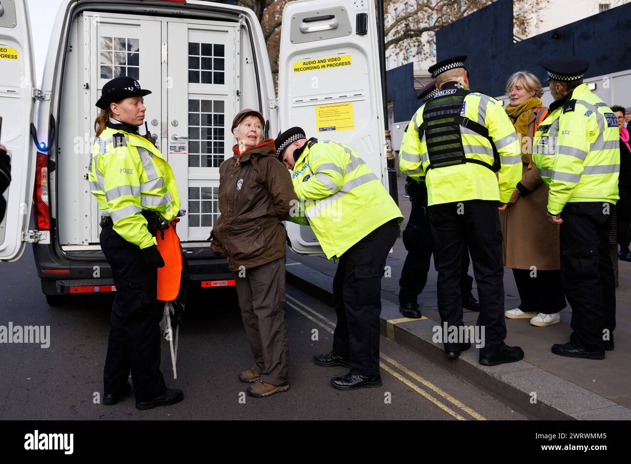 30 novembre 2023. Arrêtez les manifestants pétroliers arrêtés à Whitehall. Banque D'Images
