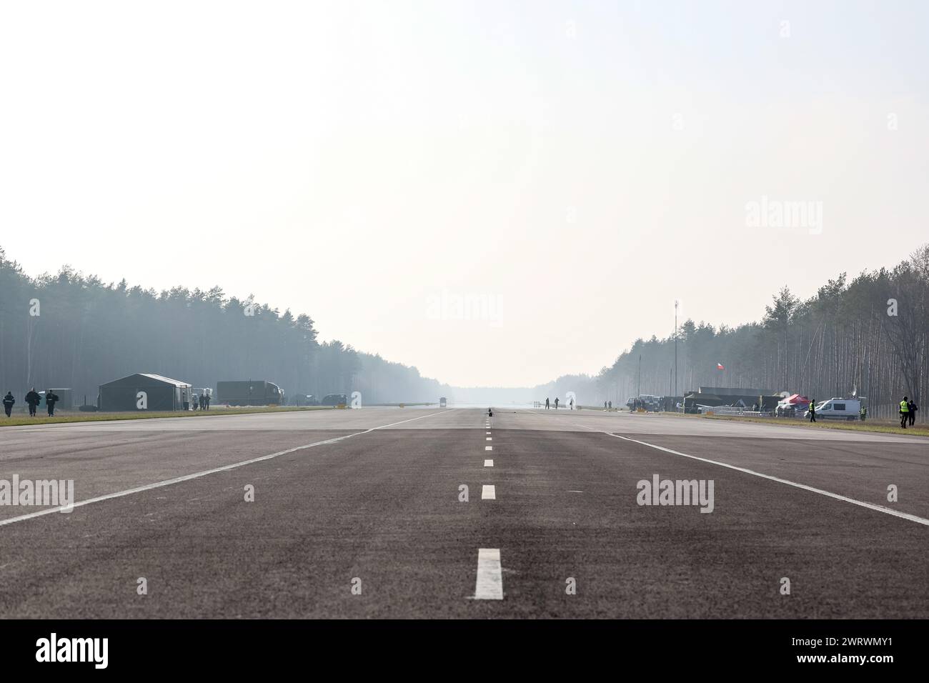 Wielbark, Pologne. 14 mars 2024. Une piste sur une voie publique est vue lors de l'exercice Wielbark 2024 NATO - Dragon-24, une partie de l'exercice à grande échelle de Defender-24. Wielbark 2024 vise à exercer le démarrage et l'atterrissage d'avions de chasse sur une route publique provinciale. Les exercices constants Defender-2, qui se dérouleront principalement en Europe centrale, impliqueront quelque 90 000 soldats de tous les pays de l'OTAN, y compris la Suède. Leur but est de dissuader et de présenter des capacités défensives face à une éventuelle agression. Crédit : SOPA images Limited/Alamy Live News Banque D'Images