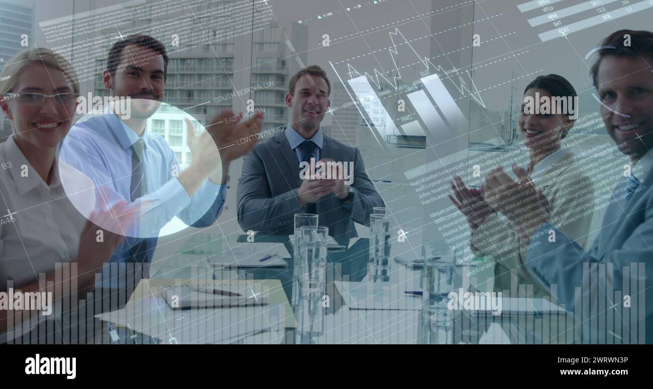 Composite numérique de divers hommes d'affaires applaudissant dans une configuration de réunion dans un bureau tandis que les graphiques m Banque D'Images