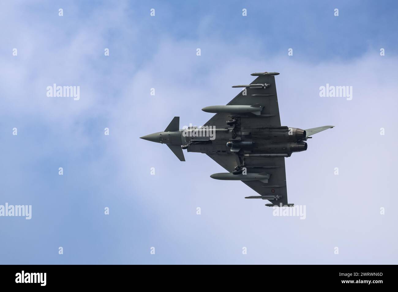 Wielbark, Pologne. 14 mars 2024. L'avion de chasse Eurofighter Typhoon de l'armée de l'air italienne vole lors de l'exercice Wielbark 2024 NATO - Dragon-24, une partie de l'exercice à grande échelle et ferme Defender-24. Wielbark 2024 vise à exercer le démarrage et l'atterrissage d'avions de chasse sur une route publique provinciale. Les exercices constants Defender-2, qui se dérouleront principalement en Europe centrale, impliqueront quelque 90 000 soldats de tous les pays de l'OTAN, y compris la Suède. Leur but est de dissuader et de présenter des capacités défensives face à une éventuelle agression. Crédit : SOPA images Limited/Alamy Live News Banque D'Images