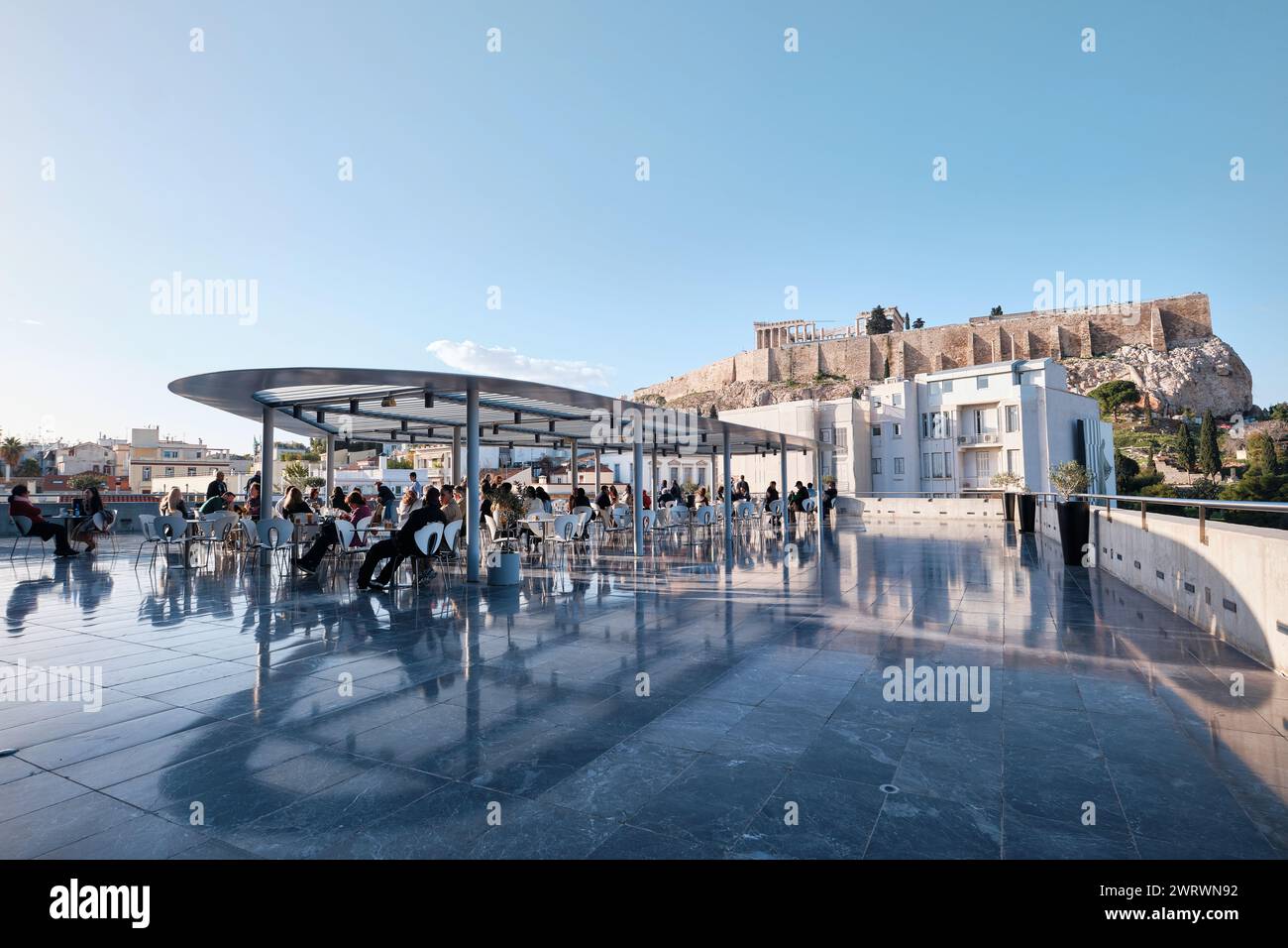 Athènes, Grèce - 03 mars 2024 : Restaurant au musée de l'Acropole avec terrasse ouverte et vue sur le Parthénon plein de clients le jour ensoleillé en Grèce Banque D'Images