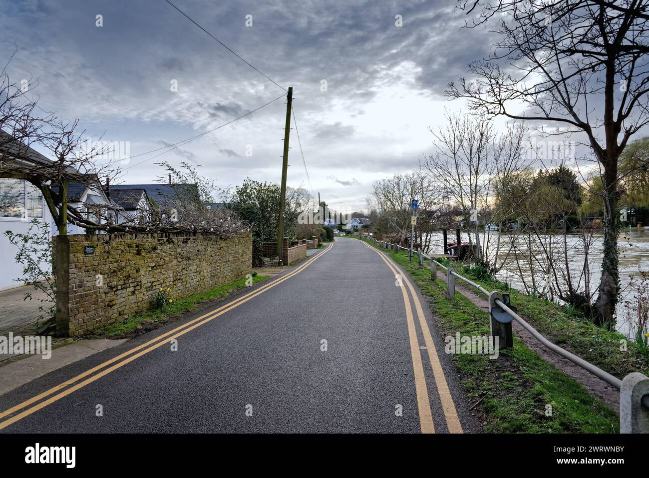 La voie publique Towpath par la Tamise à Shepperton un jour d'hiver sombre, Surrey Angleterre Royaume-Uni Banque D'Images