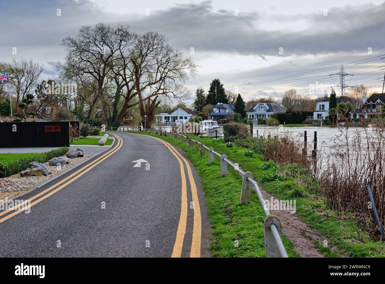 La voie publique Towpath par la Tamise à Shepperton un jour d'hiver sombre, Surrey Angleterre Royaume-Uni Banque D'Images