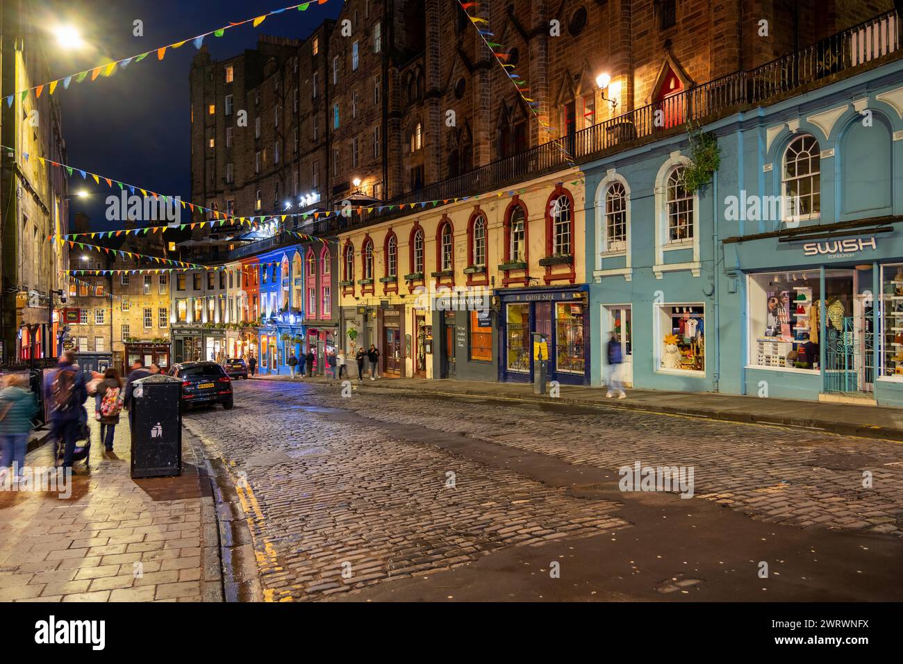 Édimbourg, Écosse, Royaume-Uni - 8 mai 2023 - West Bow Street (continuation de Victoria St) la nuit dans la vieille ville Banque D'Images