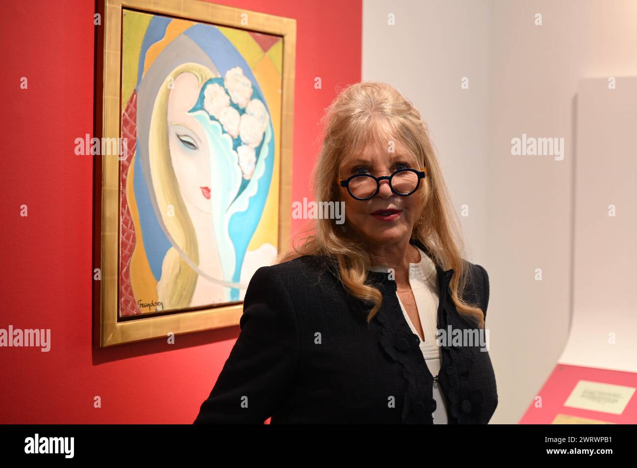 Offrant une fenêtre remarquable sur le monde privé du célèbre mannequin, muse, photographe et icône, la collection Pattie Boyd sera proposée par Christie’s en ligne du 8 au 22 mars avec les 111 lots ouverts à la navigation à partir du 26 février. Quatre fois reprise de Vogue, Boyd est largement considérée comme la muse la plus légendaire du rock - en tant qu'ancienne épouse de George Harrison et Eric Clapton, elle a inspiré certaines des plus grandes chansons d'amour de tous les temps. La vente est menée par l'œuvre originale choisie par Eric Clapton pour la reprise de l'album Layla and Other Assorted Love Songs de Derek and the Dominos 1970... Banque D'Images