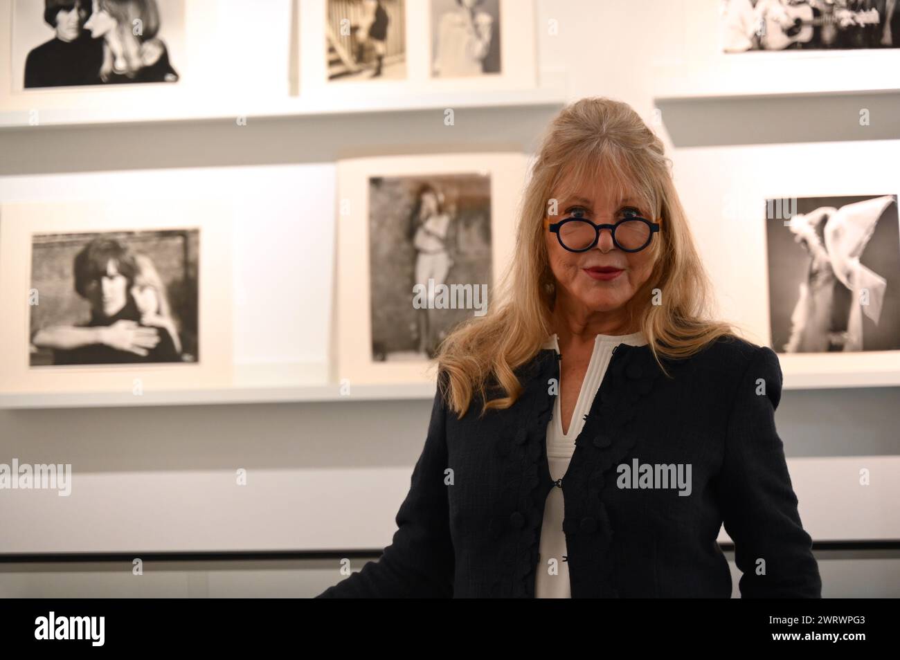 Offrant une fenêtre remarquable sur le monde privé du célèbre mannequin, muse, photographe et icône, la collection Pattie Boyd sera proposée par Christie’s en ligne du 8 au 22 mars avec les 111 lots ouverts à la navigation à partir du 26 février. Quatre fois reprise de Vogue, Boyd est largement considérée comme la muse la plus légendaire du rock - en tant qu'ancienne épouse de George Harrison et Eric Clapton, elle a inspiré certaines des plus grandes chansons d'amour de tous les temps. La vente est menée par l'œuvre originale choisie par Eric Clapton pour la reprise de l'album Layla and Other Assorted Love Songs de Derek and the Dominos 1970... Banque D'Images