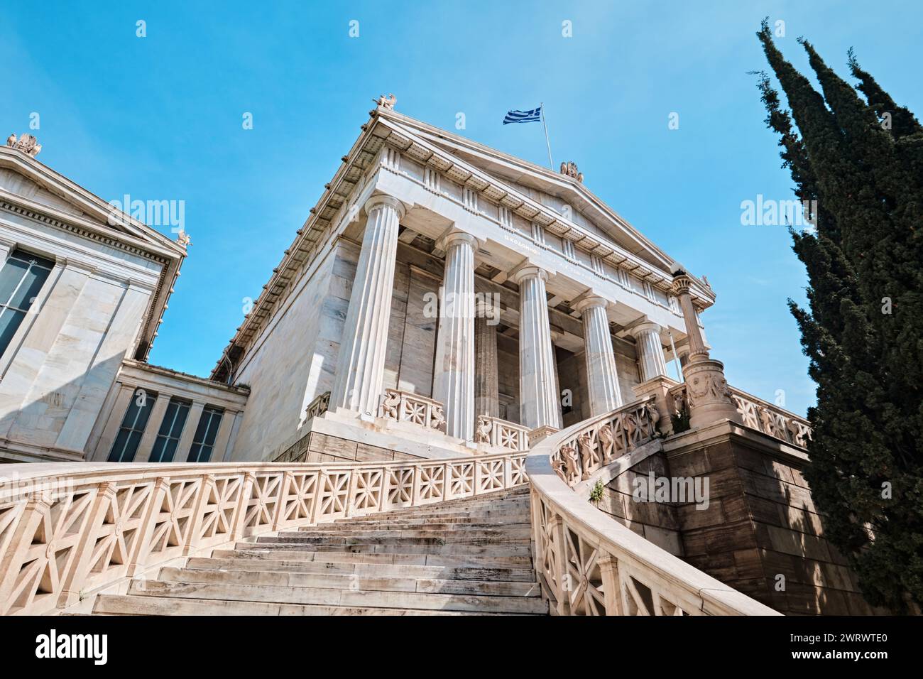 Athènes, Grèce - 03 mars 2024 : détails architecturaux de l'ancienne Bibliothèque nationale d'Athènes, un chef-d'œuvre architectural construit à la fin des années 1800 Banque D'Images