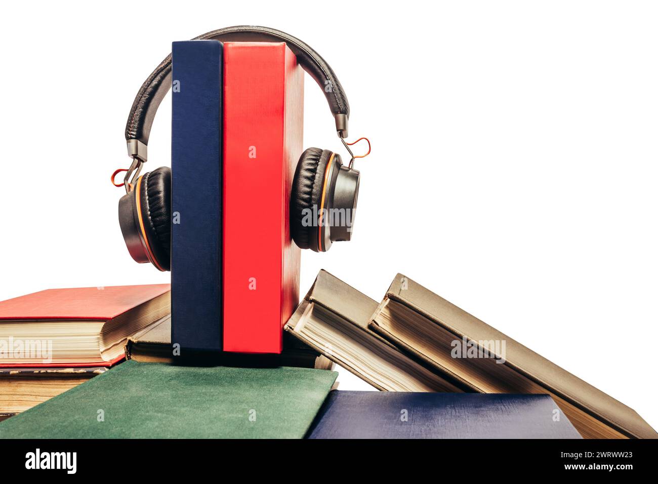 Photo d'une pile de livres et d'écouteurs au-dessus de. Concept de bibliothèque de livres audio. Banque D'Images