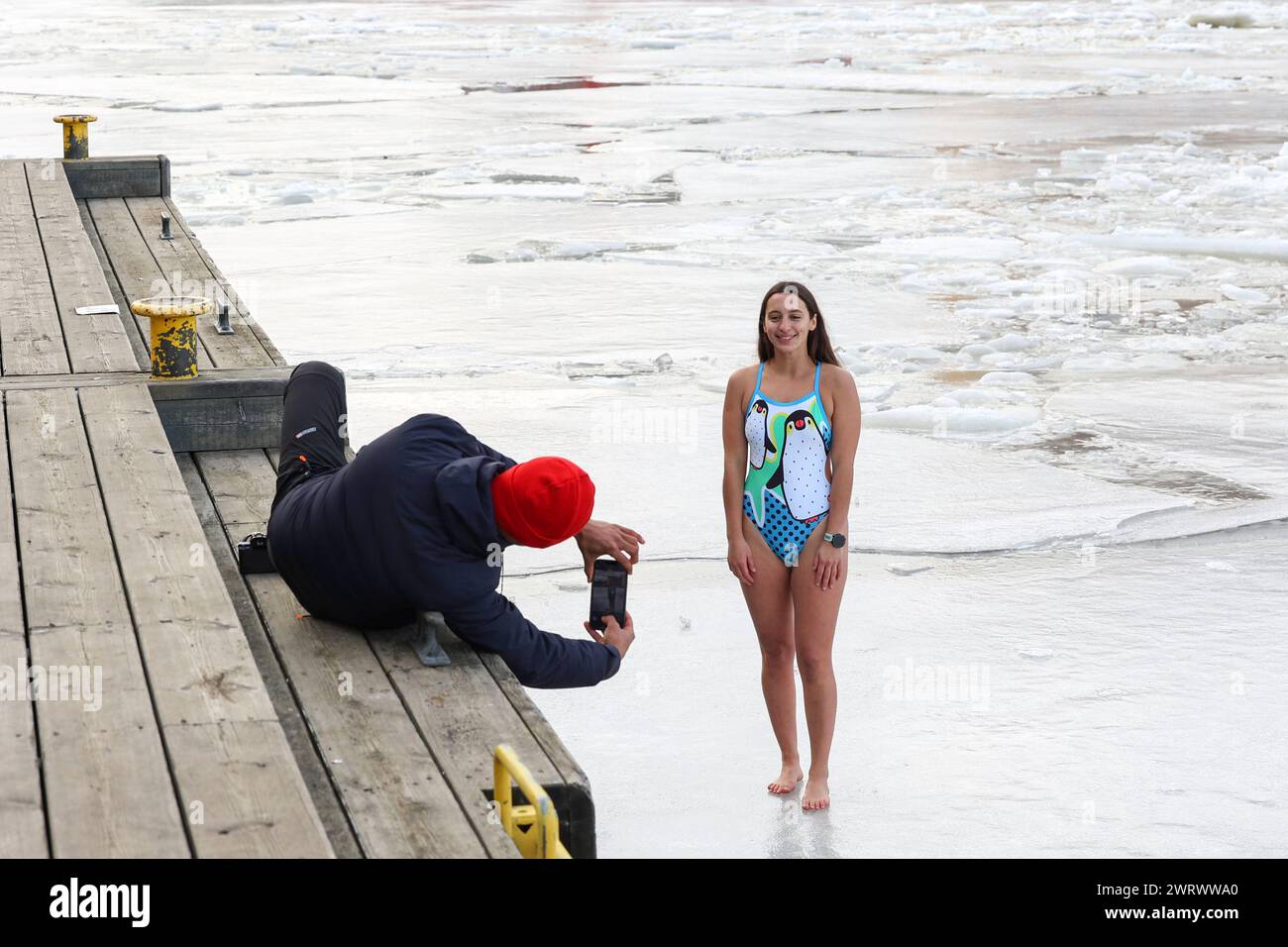 Helsinki, Finlande. 10 mars 2024. Fille en maillot de bain pose pour une photo près de l'île Katajanokka. (Photo Takimoto Marina/SOPA images/SIPA USA) crédit : SIPA USA/Alamy Live News Banque D'Images