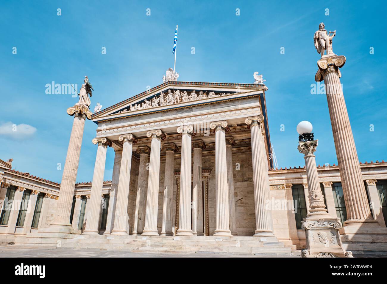 Athènes, Grèce - 03 mars 2024 : détails architecturaux de l'Académie d'Athènes, sur les colonnes sont la déesse Athéna et Apollon Banque D'Images
