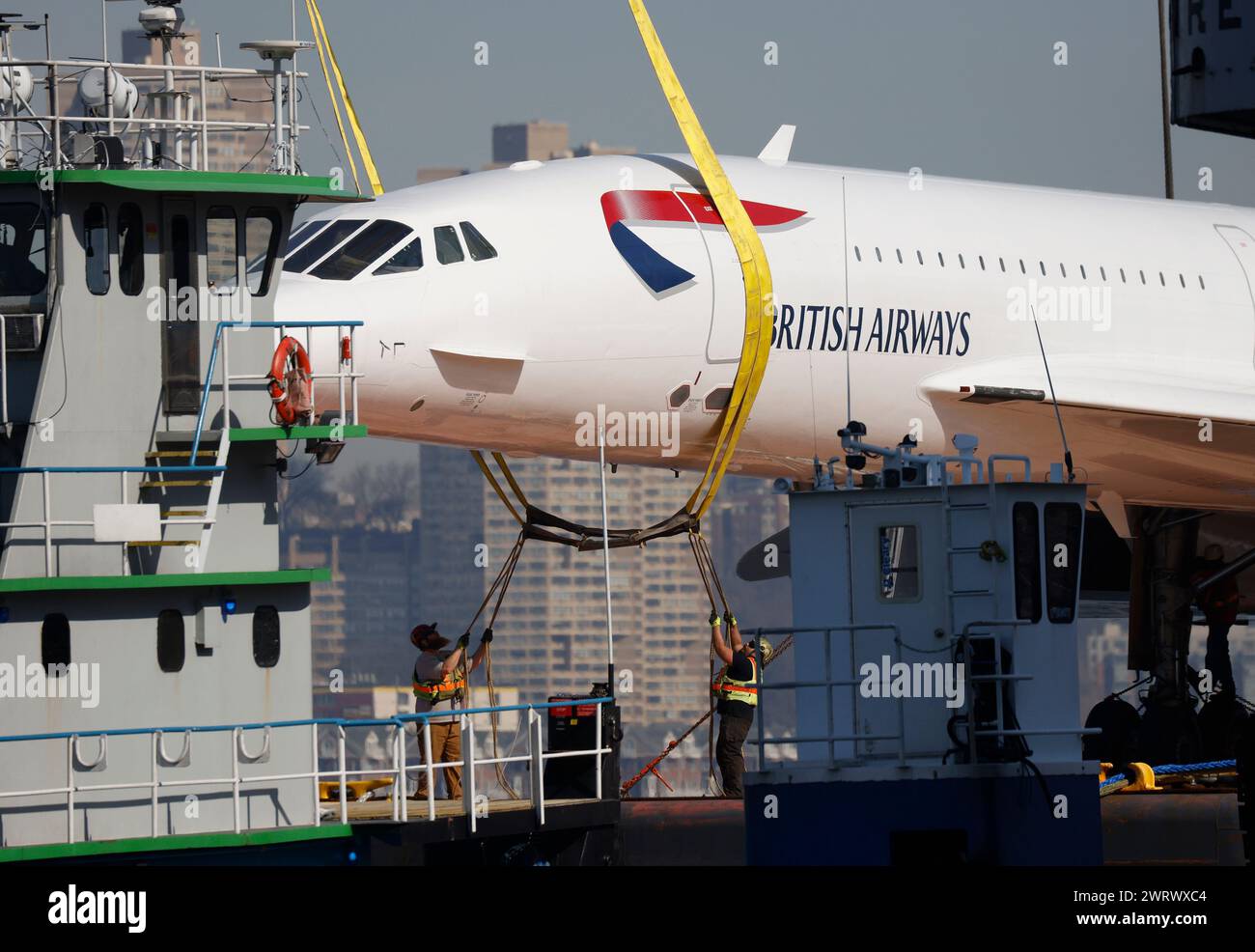 New York, États-Unis. 14 mars 2024. Les ouvriers préparent le Concorde de British Airways qui sera transporté par Crane à l'Intrepid Museum le jeudi 14 mars 2024 à New York. L'emblématique avion supersonique British Airways Concorde G-BOAD (Alpha Delta) de l'Intrepid Museum, qui détient le record de la traversée transatlantique la plus rapide par un avion de passagers, revient à l'Intrepid Museum après un projet de restauration d'un mois au chantier naval GMD à Brooklyn Navy Yard. Photo de John Angelillo/UPI crédit : UPI/Alamy Live News Banque D'Images