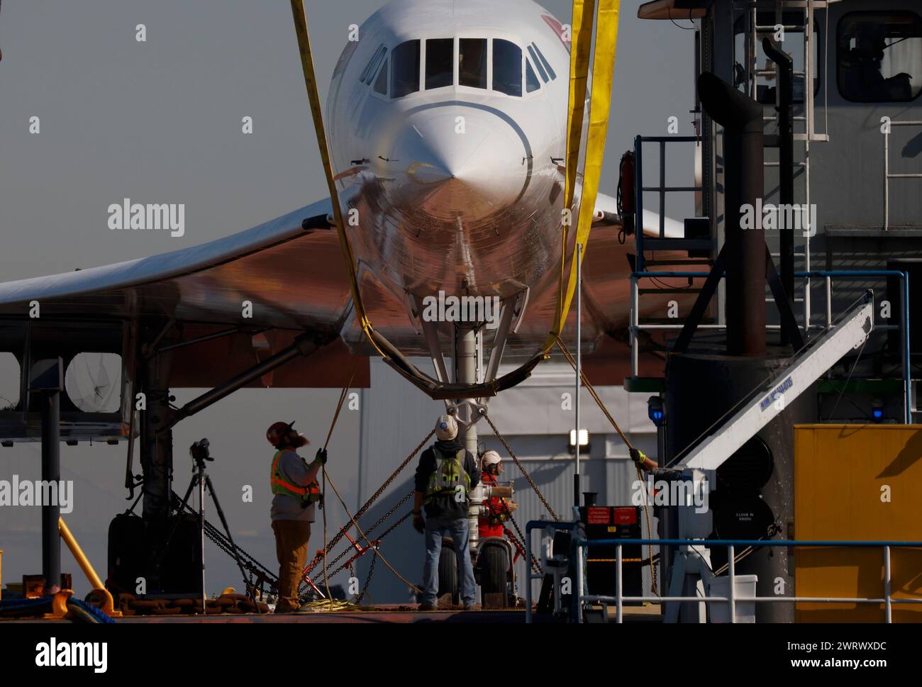 New York, États-Unis. 14 mars 2024. Les ouvriers préparent le Concorde de British Airways qui sera transporté par Crane à l'Intrepid Museum le jeudi 14 mars 2024 à New York. L'emblématique avion supersonique British Airways Concorde G-BOAD (Alpha Delta) de l'Intrepid Museum, qui détient le record de la traversée transatlantique la plus rapide par un avion de passagers, revient à l'Intrepid Museum après un projet de restauration d'un mois au chantier naval GMD à Brooklyn Navy Yard. Photo de John Angelillo/UPI crédit : UPI/Alamy Live News Banque D'Images