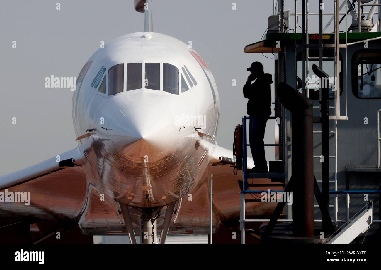 New York, États-Unis. 14 mars 2024. Les ouvriers préparent le Concorde de British Airways qui sera transporté par Crane à l'Intrepid Museum le jeudi 14 mars 2024 à New York. L'emblématique avion supersonique British Airways Concorde G-BOAD (Alpha Delta) de l'Intrepid Museum, qui détient le record de la traversée transatlantique la plus rapide par un avion de passagers, revient à l'Intrepid Museum après un projet de restauration d'un mois au chantier naval GMD à Brooklyn Navy Yard. Photo de John Angelillo/UPI crédit : UPI/Alamy Live News Banque D'Images
