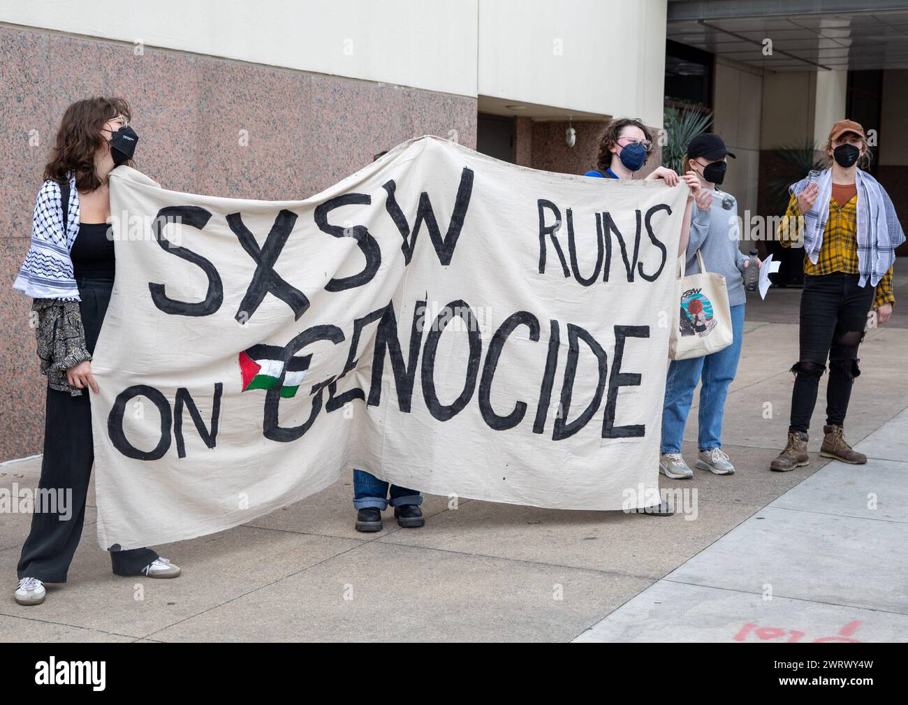 Austin, États-Unis . 13 mars 2024. Une poignée de manifestants se tiennent devant le centre des congrès pour protester contre le parrainage de SXSW par l'armée américaine à Austin, Texas, le 13 mars 2024. (Photo de Stephanie Tacy/Sipa USA) crédit : Sipa US/Alamy Live News Banque D'Images