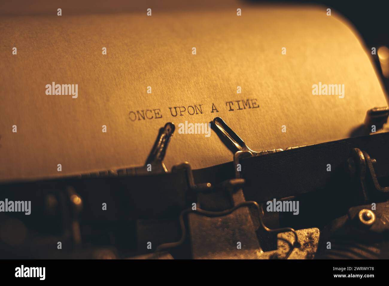 IL ÉTAIT UNE FOIS des mots tapés sur une machine à écrire vintage. Gros plan. Machine à écrire antique. Banque D'Images