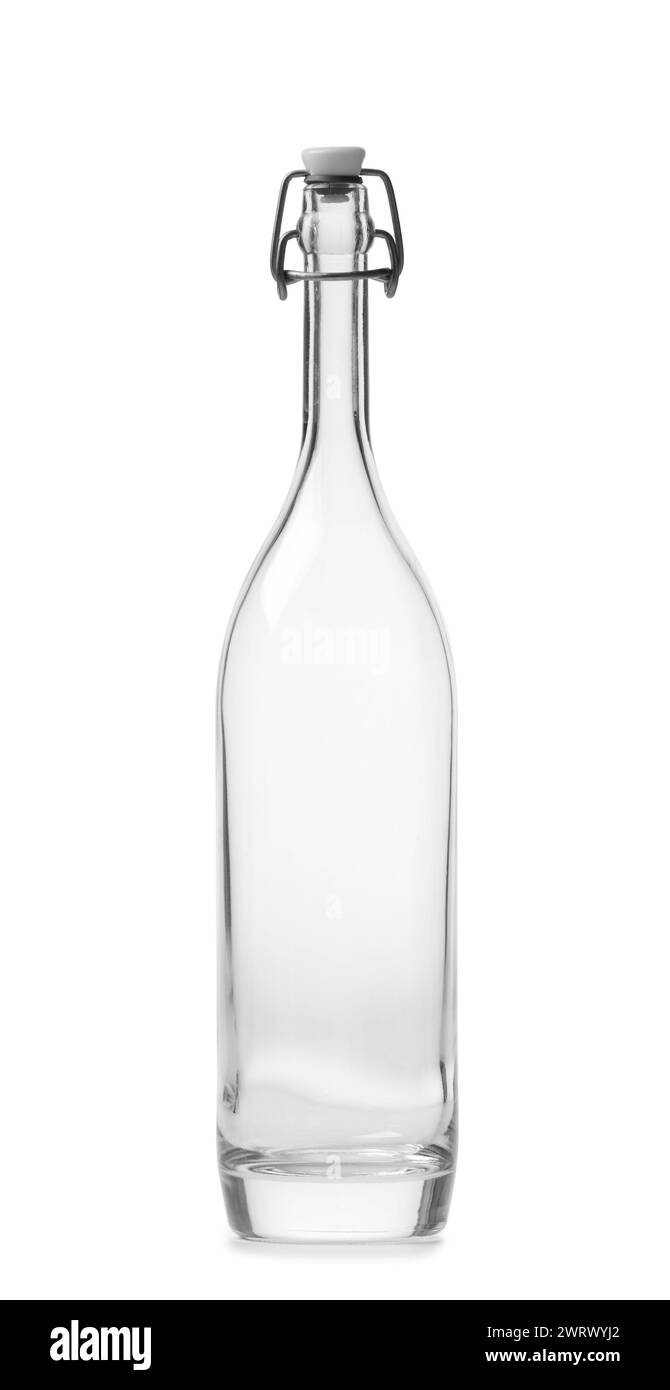 Bouteille transparente en verre vide d'une belle forme inhabituelle avec un bouchon articulé, isolé sur un fond blanc. Verrerie. Banque D'Images