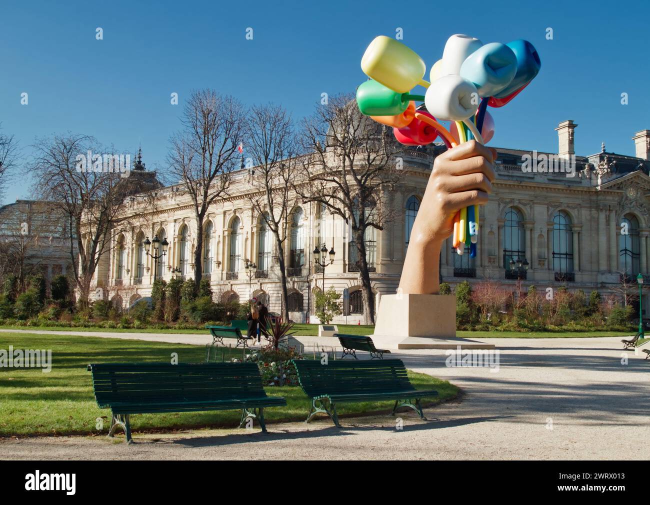 Bouquet de tulipes sculpture métallique de Jeff Koons dans Un jardin sur les champs Elysées près du Musée du petit Palais, Paris, France Banque D'Images