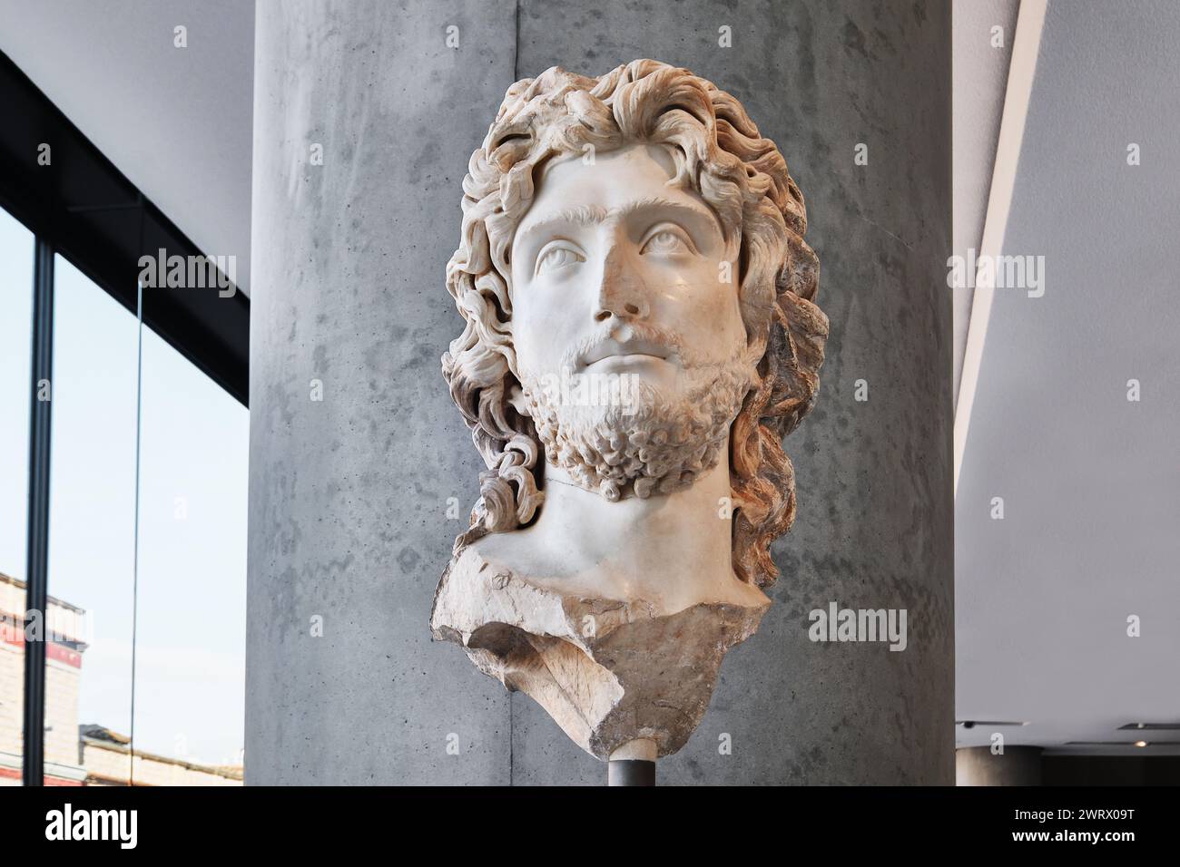 Athènes, Grèce - 02 mars 2024 : buste en marbre d'une règle à l'intérieur du Musée de l'Acropole Banque D'Images