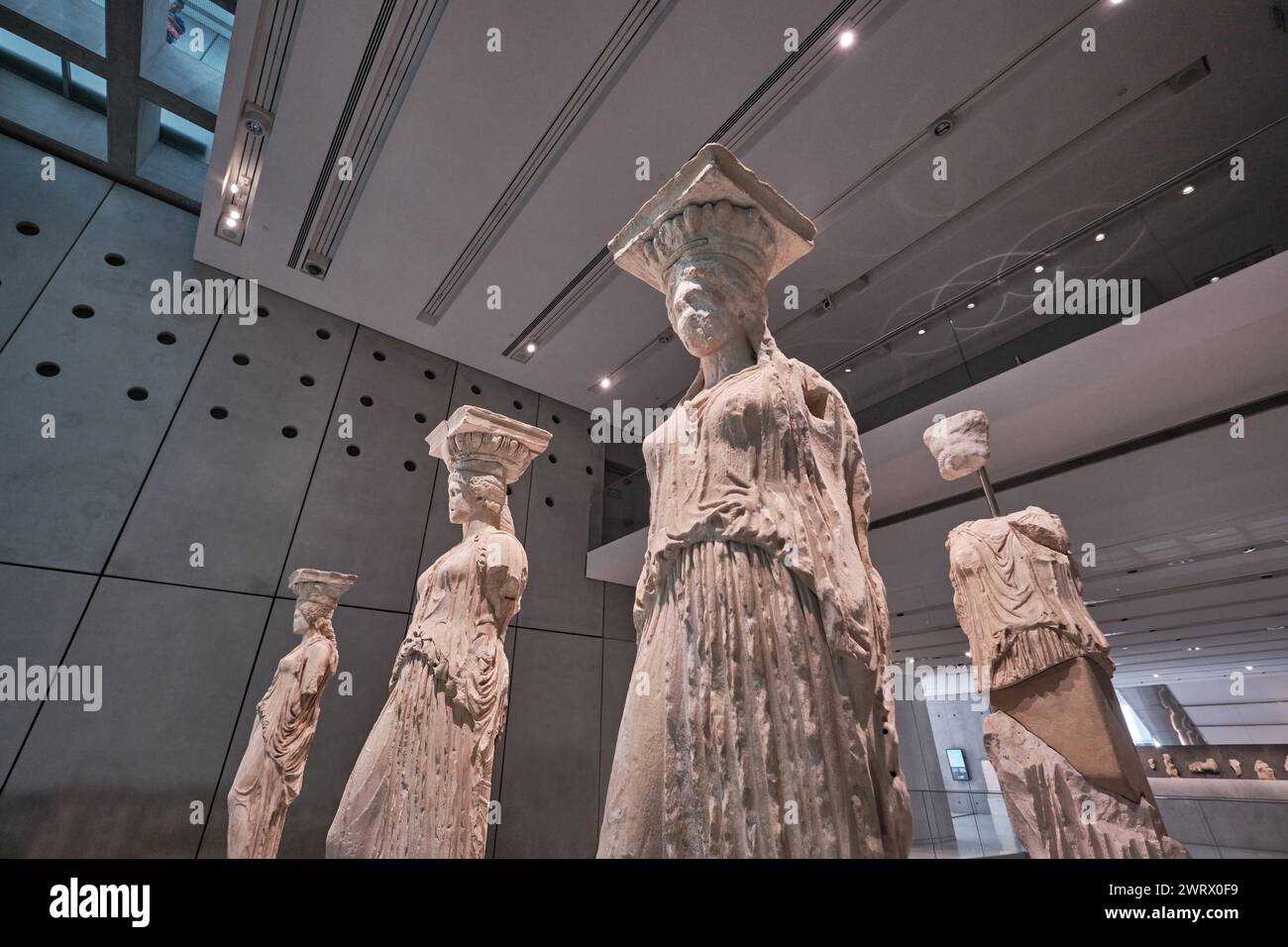 Athènes, Grèce - 02 mars 2024 : statues caryatides originales à l'intérieur du Musée moderne de l'Acropole avec des découvertes grecques anciennes Banque D'Images