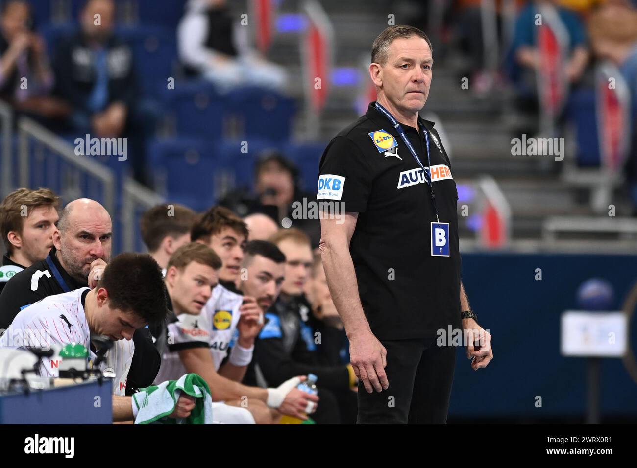 Hanovre, Allemagne. 14 mars 2024. Handball : qualification olympique, Allemagne - Algérie, qualification, tournoi 2, Journée 1, ZAG Arena. L'entraîneur allemand Alfred Gislason suit l'action. Crédit : Swen Pförtner/dpa/Alamy Live News Banque D'Images