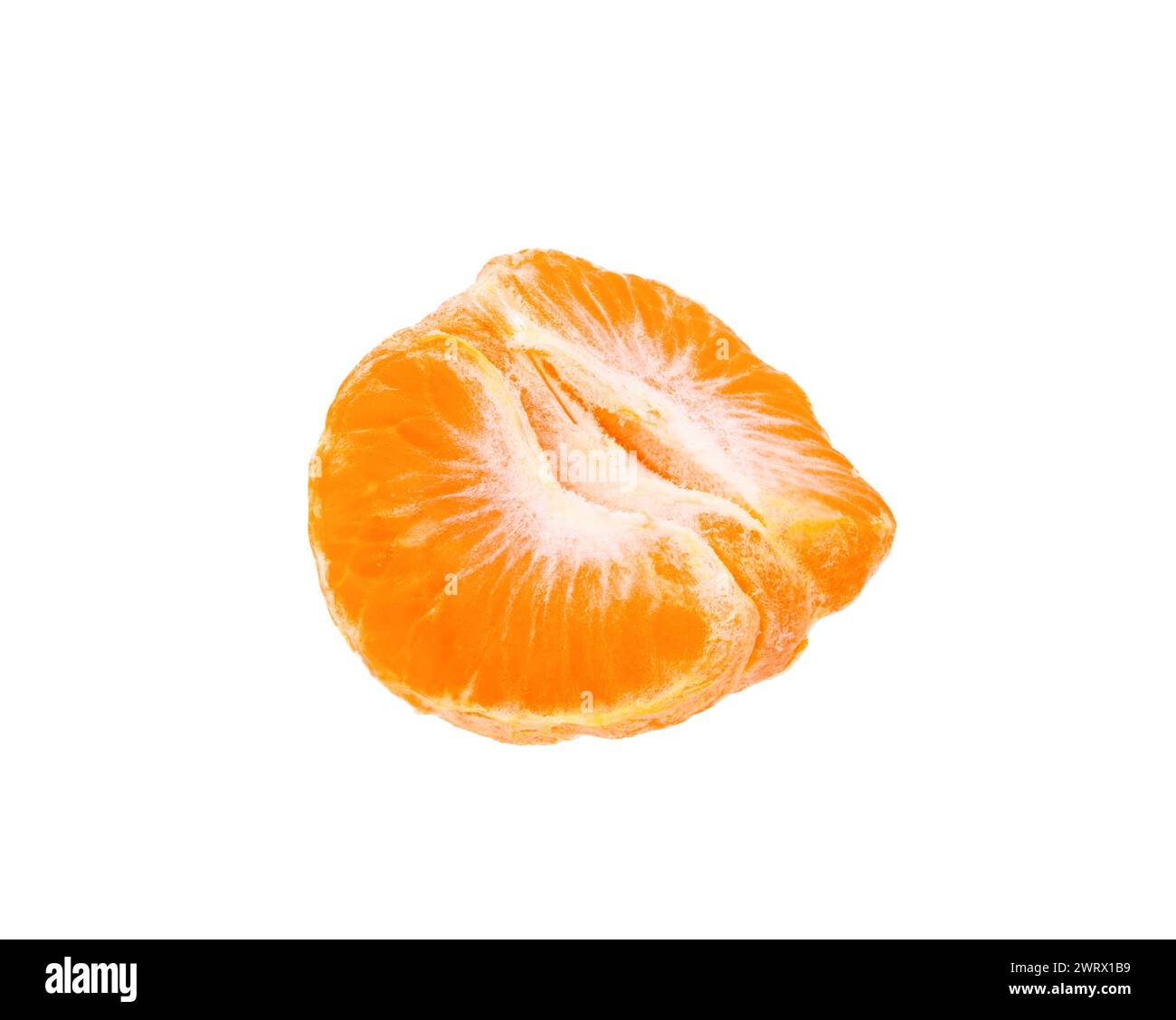 Mandarines, tranches de mandarine isolées sur fond blanc. Orange. Banque D'Images