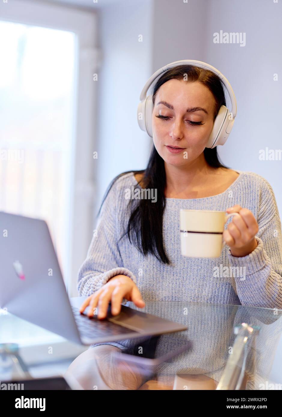 Woman listening to music on her laptop Banque D'Images