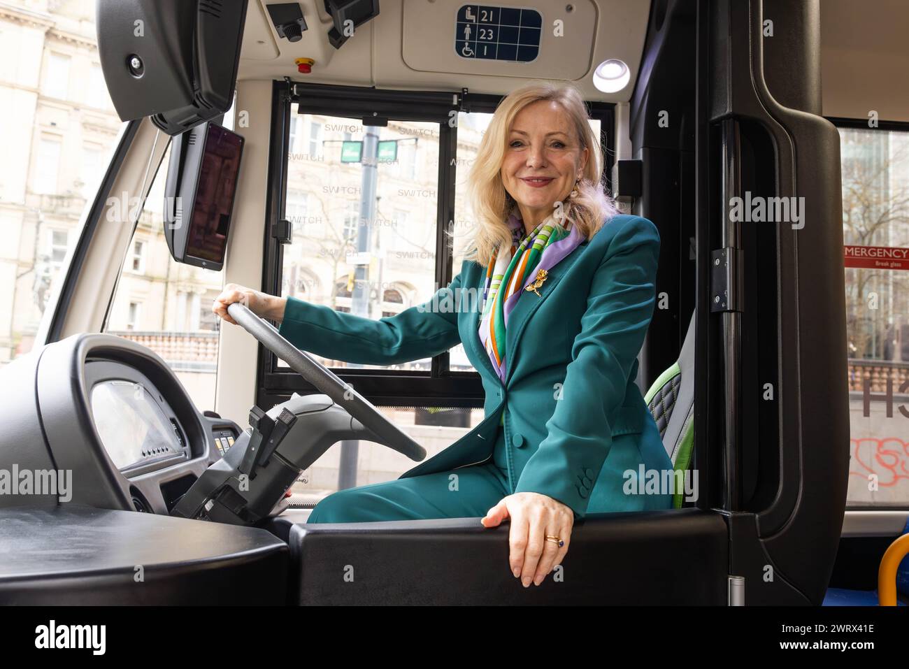 Leeds, Royaume-Uni. 14 MAR 2024. Tracy Brabin, maire du West Yorkshire, est assis au volant d'un bus électrique Switch Metrocity 8.7ev après avoir ramené les bus du West Yorkshire dans la propriété publique. Crédit Milo Chandler/Alamy Live News Banque D'Images