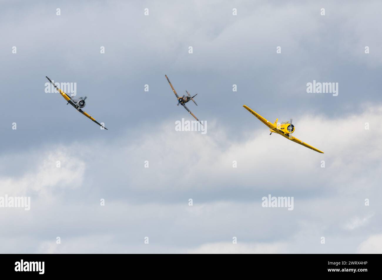 3 avions de Harvard ont décollé lors du spectacle aérien Race Day qui s'est tenu à Shuttleworth le 1er octobre 2023. Banque D'Images