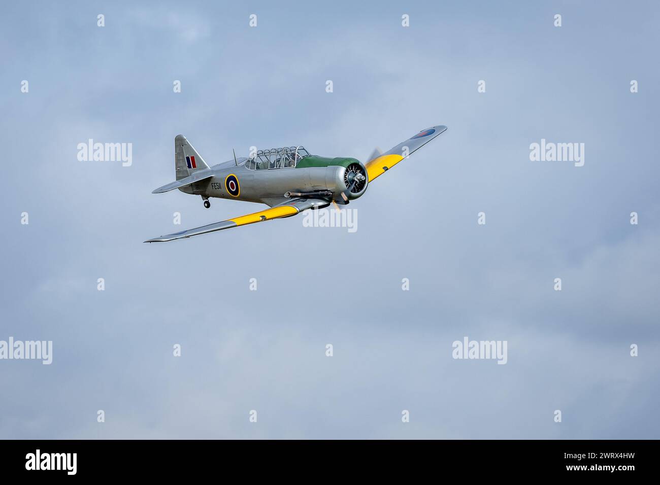 1942 Harvard FE511, aéroporté lors du spectacle aérien Race Day tenu à Shuttleworth le 1er octobre 2023. Banque D'Images